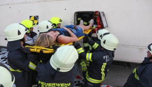 Spannende Einsatzübung für die Feuerwehr mit umgestürztem Linienbus | Foto: laumat.at/Matthias Lauber Spannende Einsatzübung für die Feuerwehr mit umgestürztem Linienbus