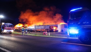 Großbrand eines Fachmarktzentrums in Marchtrenk | Foto: laumat.at/Matthias Lauber Großbrand eines Fachmarktzentrums in Marchtrenk