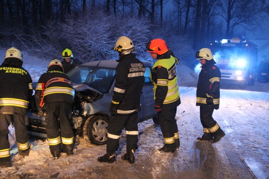 Schwerer Verkehrsunfall auf schneeglatter Fahrbahn in Kirchberg-Thening