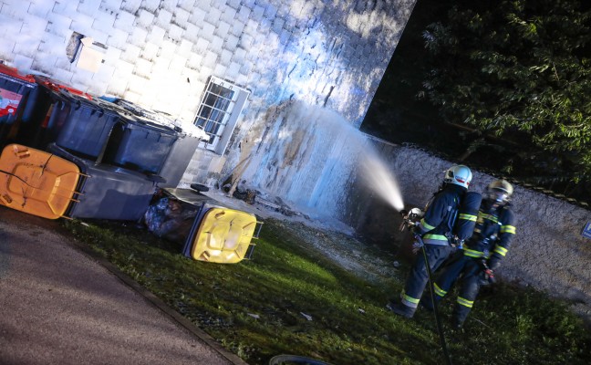 Brand einer Mülltonne in Wels-Innenstadt griff auf Fassade über