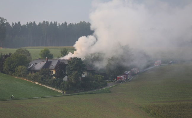 Sechs Feuerwehren bei Wohnhausbrand nach Blitzschlag in Allhaming im Einsatz