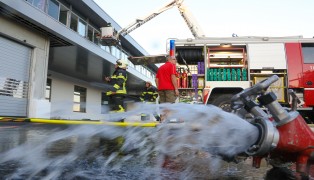 Großangelegte Einsatzübung von Feuerwehr und Rettungsdienst bei Industriebetrieb in Grieskirchen | Foto: laumat.at/Matthias Lauber Großangelegte Einsatzübung von Feuerwehr und Rettungsdienst bei Industriebetrieb in Grieskirchen