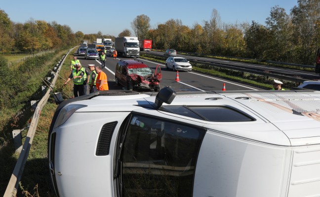 Schwerer Crash mit drei Fahrzeugen auf der Welser Autobahn bei Pucking fordert zwei Verletzte