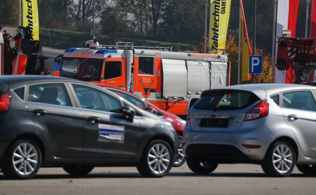 Rüstlöschfahrzeug der Feuerwehr bei Fahrsicherheitstraining in Marchtrenk verunfallt
