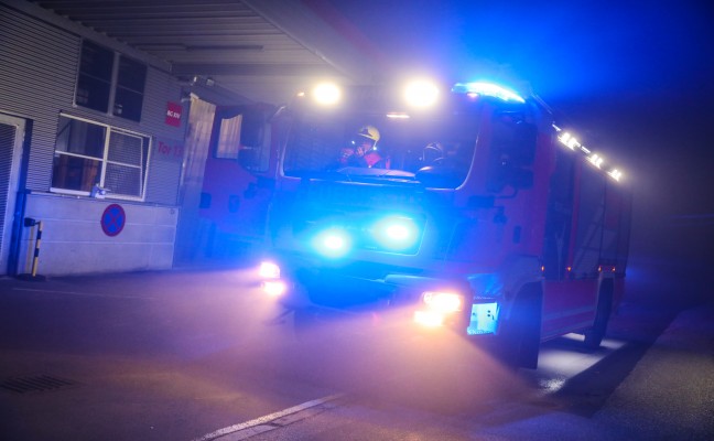 Drei Feuerwehren nach Brand bei Industriebetrieb in Leonding im Einsatz