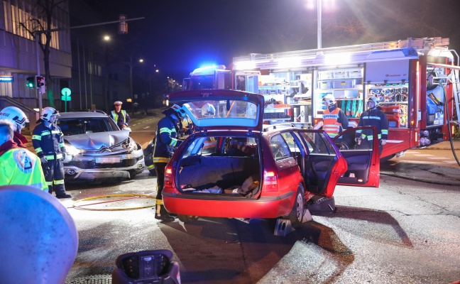 Lenkerin nach Verkehrsunfall in Wels-Lichtenegg von Feuerwehr aus Auto befreit
