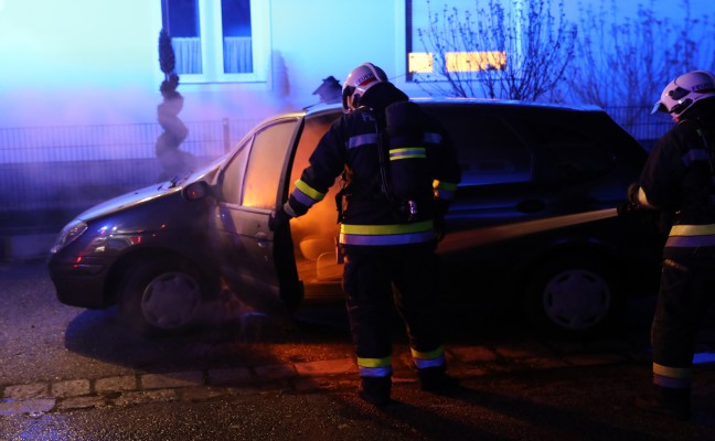 Brand im Innenraum eines Fahrzeuges in Wels-Pernau rasch gelöscht