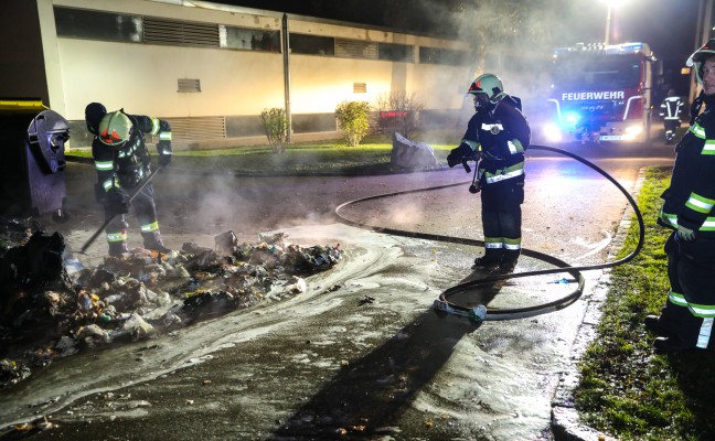 Brand eines Müllcontainers in Wels-Lichtenegg sorgt für Einsatz der Feuerwehr