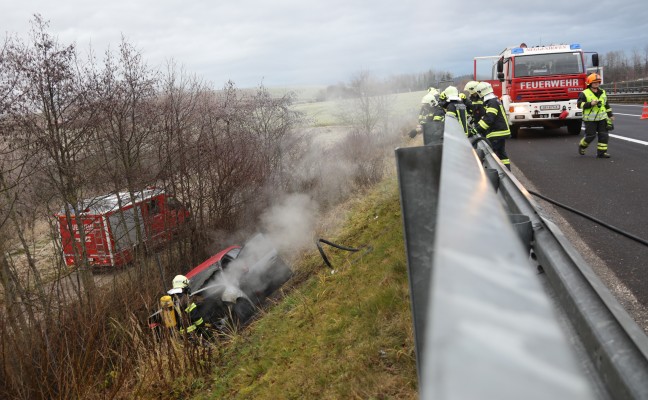Auto nach Unfall auf der Innkreisautobahn bei Meggenhofen in Brand