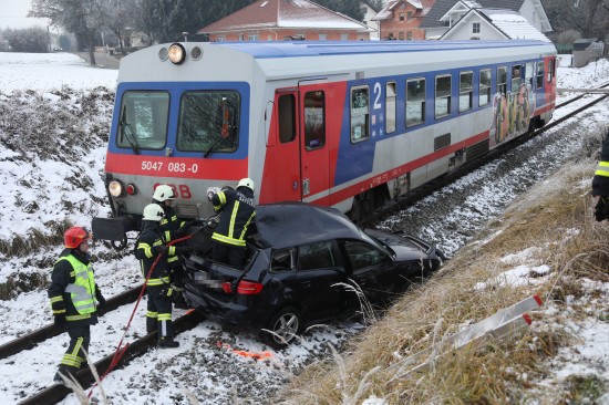 Auto auf Bahnübergang in Sattledt mit Regionalzug kollidiert