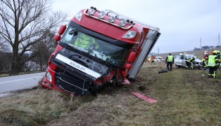 Tödliche Kollision zwischen LKW und zwei PKW auf Innviertler Straße in Grieskirchen | Foto: laumat.at/Matthias Lauber Tödliche Kollision zwischen LKW und zwei PKW auf Innviertler Straße in Grieskirchen