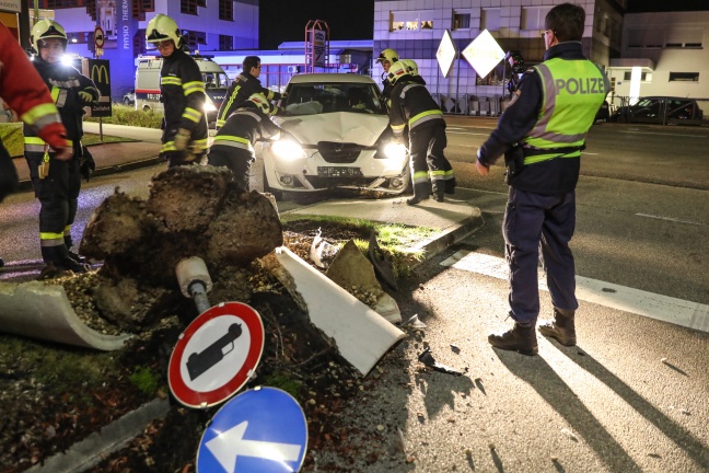 Kollision mit Fahrbahnteiler in Wels-Lichtenegg endet mit größerem Sachschaden