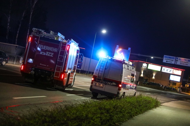Kollision mit Fahrbahnteiler in Wels-Lichtenegg endet mit größerem Sachschaden