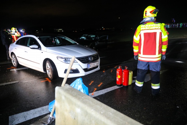 Kollision mit Betonleitelementen in Pasching endet mit drei schwer beschädigten Autos