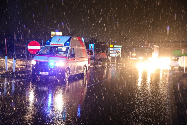 Vier Verletzte bei Kreuzungscrash auf der Innviertler Straße in Wels-Puchberg