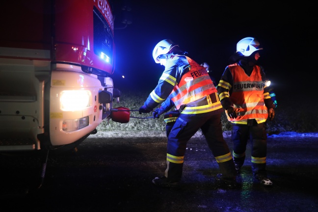 Chaos durch Glatteis im Abendverkehr auf vielen Straßen in Oberösterreich