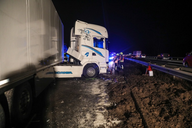 LKW durchbrach Mittelleitschiene auf Welser Autobahn bei Pucking