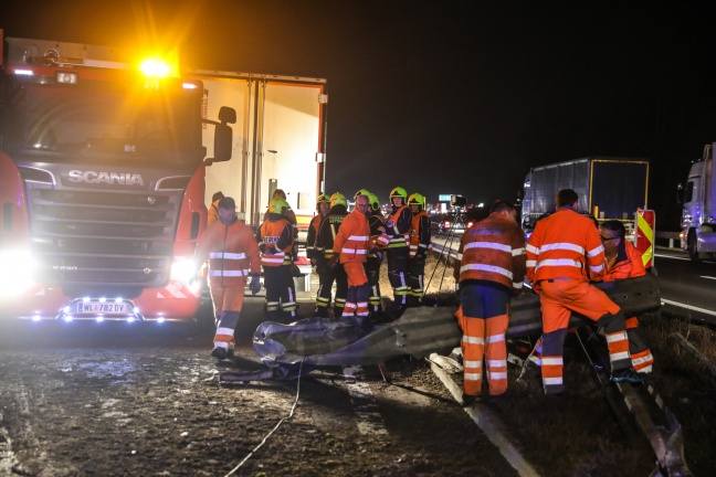 LKW durchbrach Mittelleitschiene auf Welser Autobahn bei Pucking