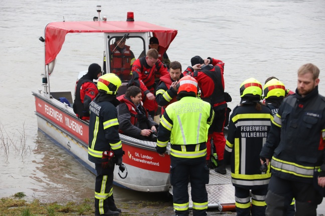 Auto in Donau versunken - Feuerwehrtaucher im Sucheinsatz