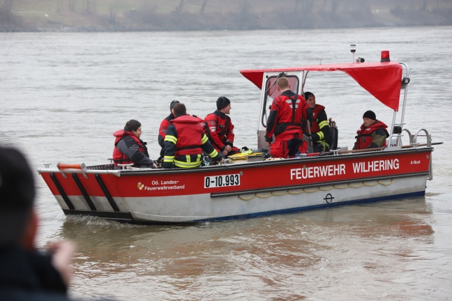 Auto in Donau versunken - Feuerwehrtaucher im Sucheinsatz