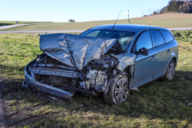 Auto kracht bei Unfall in Niederthalheim durch Mauer eines Bauernhauses