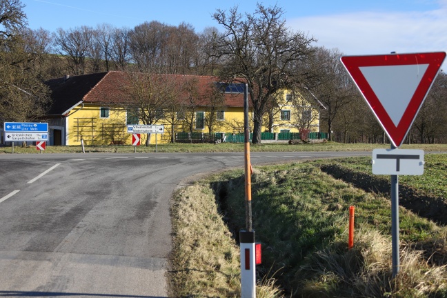 Auto kracht bei Unfall in Niederthalheim durch Mauer eines Bauernhauses