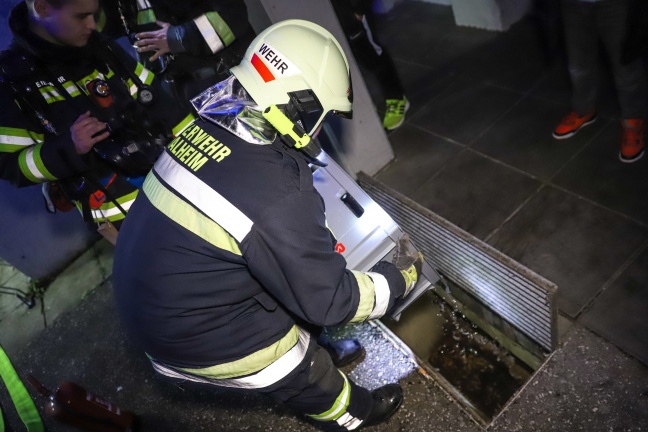 Lichtschacht als Aschenbecher zweckentfremdet - Kleinbrand in Thalheim bei Wels