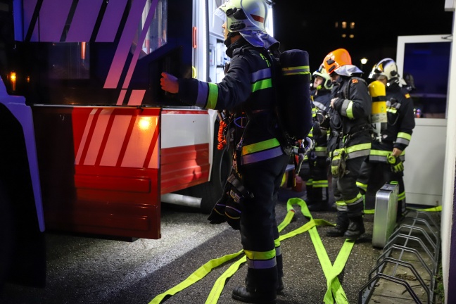 Lichtschacht als Aschenbecher zweckentfremdet - Kleinbrand in Thalheim bei Wels