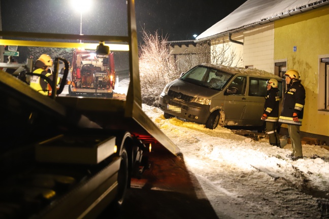 Kleinbus rutscht bei Unfall in Ottnang am Hausruck gegen Hausmauer