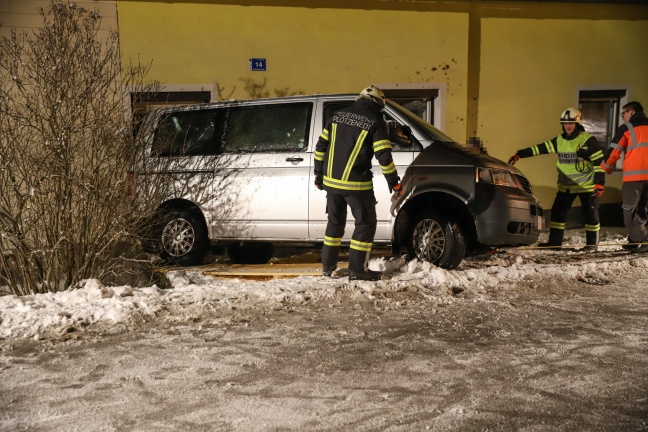 Kleinbus rutscht bei Unfall in Ottnang am Hausruck gegen Hausmauer