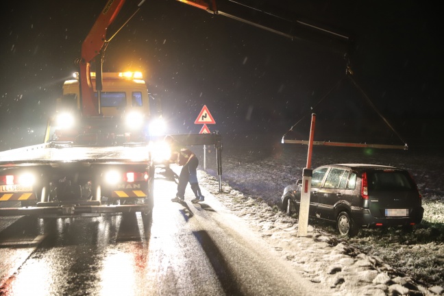 PKW landet bei Verkehrsunfall auf der Kremstalstrae in Neuhofen an der Krems im Feld