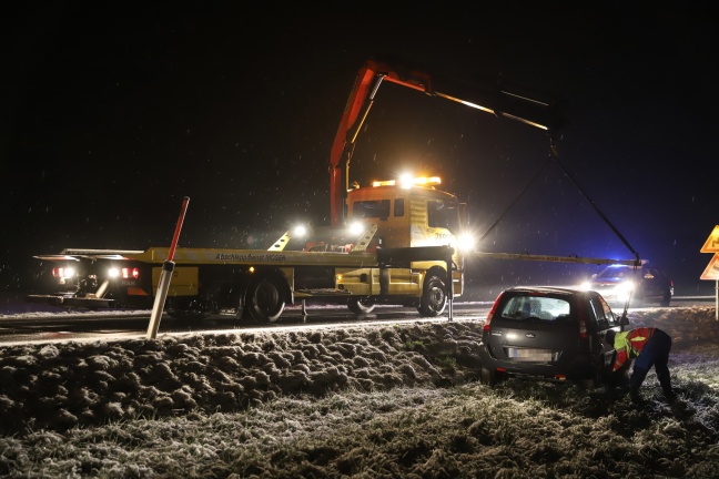 PKW landet bei Verkehrsunfall auf der Kremstalstrae in Neuhofen an der Krems im Feld