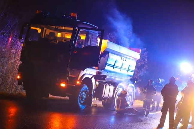 Stark überhitzte Bremse eines Streufahrzeuges auf Westautobahn bei Sattledt von Feuerwehr gekühlt