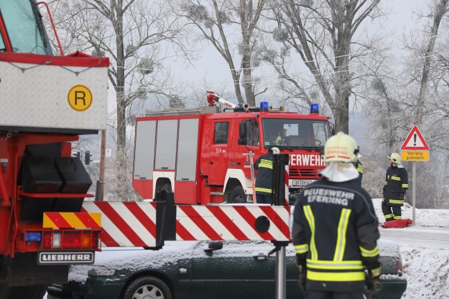 Kranfahrzeug der Feuerwehr bei schwieriger LKW-Bergung in Hinzenbach im Einsatz