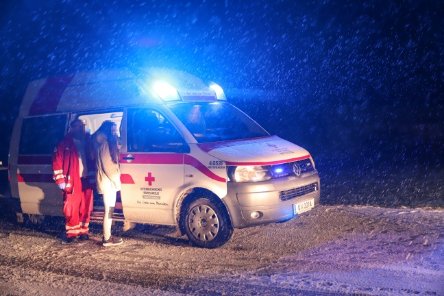 Drei Verletzte bei Verkehrsunfall auf Scharnsteiner Straße in Pettenbach