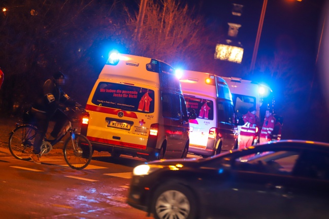 Kreuzungscrash in Wels fordert mehrere Verletzte