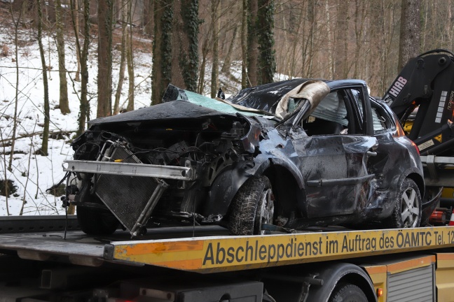Schwerer Verkehrsunfall in Altmünster fordert eine verletzte Person