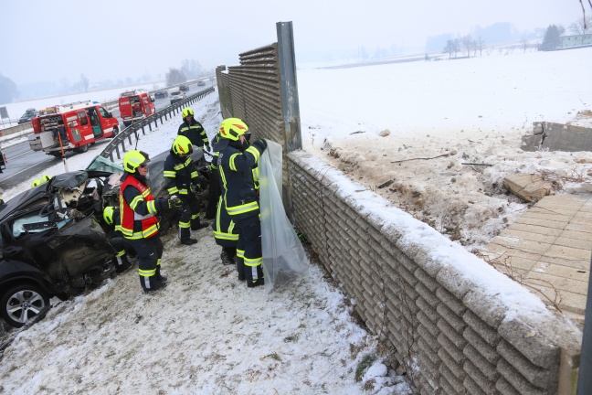Schwerer Verkehrsunfall auf Westautobahn bei Ohlsdorf fordert zwei Verletzte