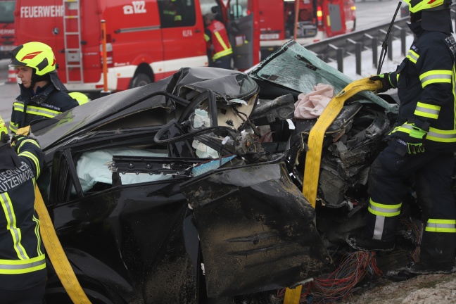 Schwerer Verkehrsunfall auf Westautobahn bei Ohlsdorf fordert zwei Verletzte