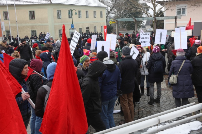 Großeinsatz der Polizei bei Demonstration gegen Kongress der "Verteidiger Europas" in Aistersheim