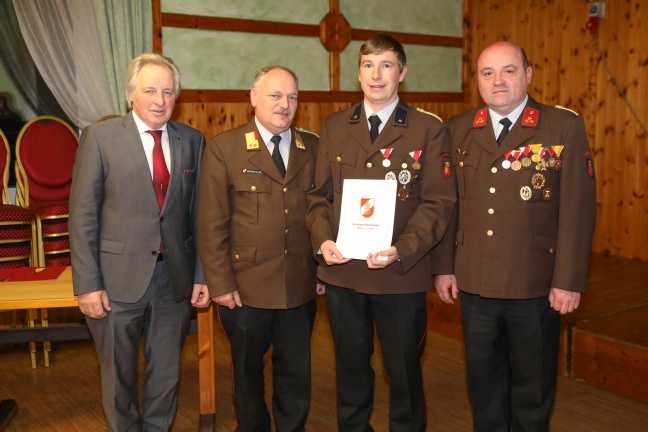 Hohe Auszeichnung für "ein Leben lang Feuerwehr" bei Vollversammlung der Feuerwehr Leombach