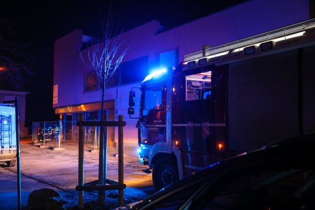 Einsatz von Feuerwehr und Energieversorger nach Rohrbruch an Fernwärmeleitung in Wels-Lichtenegg