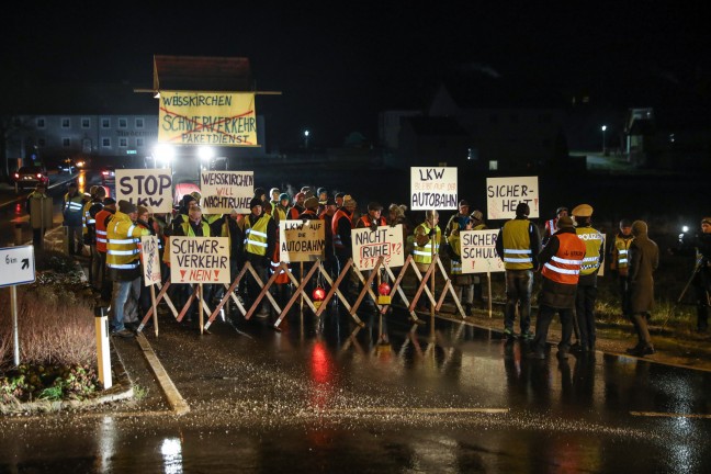 Nachtfahrverbot für LKW in Weißkirchen an der Traun tritt nach Demonstration und Straßenblockade in Kraft