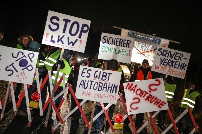 Nachtfahrverbot für LKW in Weißkirchen an der Traun tritt nach Demonstration und Straßenblockade in Kraft