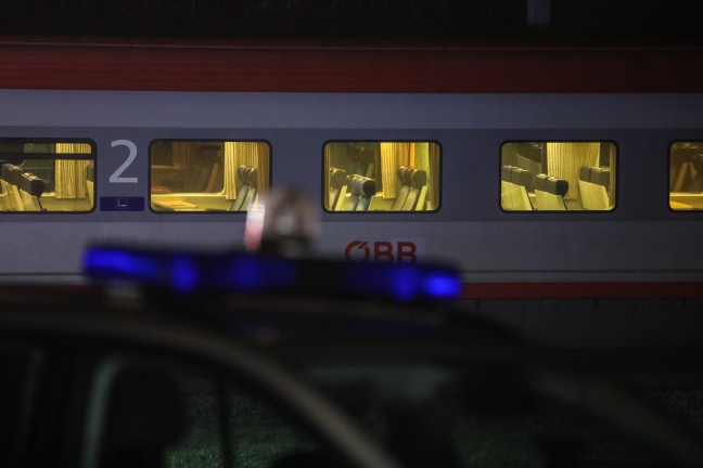 Person bei Bahnübergang der Pyhrnbahnstrecke in Neuhofen an der Krems von Zug erfasst und getötet