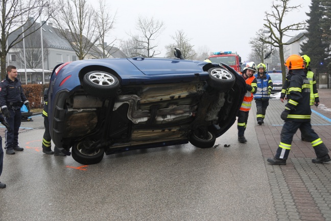 Auto nach Verkehrsunfall im Stadtzentrum von Marchtrenk überschlagen