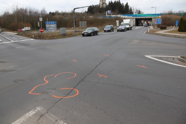 Motorradlenker (18) bei Verkehrsunfall in Sattledt schwer verletzt