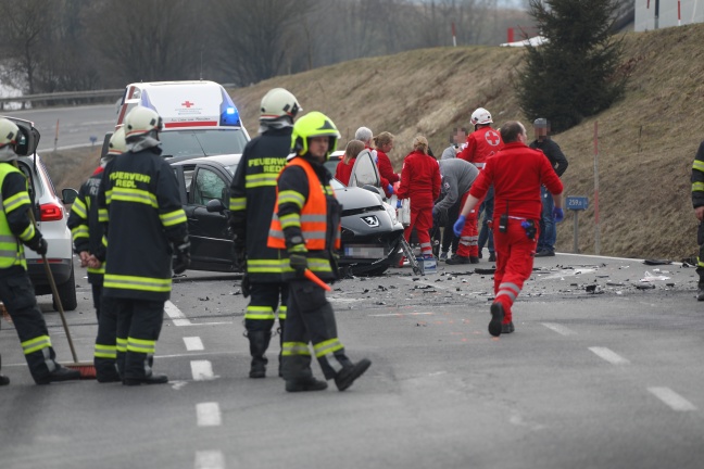 Schwerer Verkehrsunfall auf Wiener Straße in Vöcklamarkt fordert vier teils Schwerverletzte