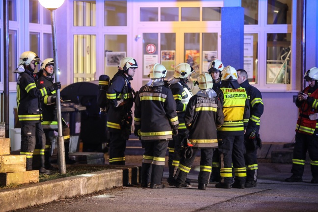 Chlorgasaustritt im Hallenbad in Molln sorgt für Gefahrstoffeinsatz der Feuerwehr