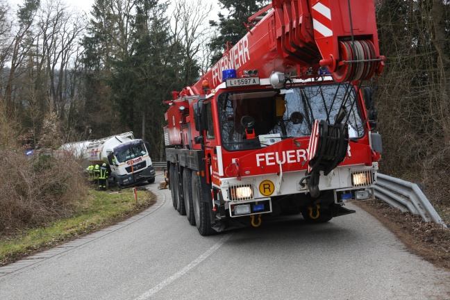 Schwierige Bergung eines Silo-LKW samt Anhänger in Niederthalheim